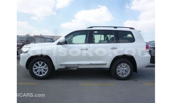 Acheter Import Voiture Toyota Land Cruiser Blanc à Import - Dubai, Rwanda Acheter Import Voiture Toyota Land Cruiser Blanc à Import - Dubai, Rwanda