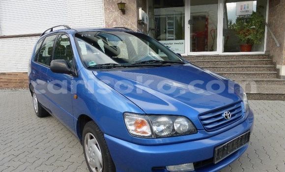 Acheter Occasion Voiture Toyota Picnic Bleu à Kigali au Rwanda Acheter Occasion Voiture Toyota Picnic Bleu à Kigali au Rwanda