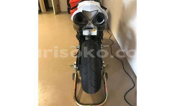 Buy Used Yamaha R1 White Bike in Gasarenda in Rwanda Buy Used Yamaha R1 White Bike in Gasarenda in Rwanda