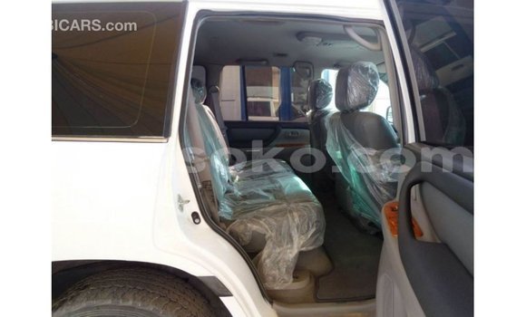Acheter Import Voiture Toyota Land Cruiser Blanc à Import - Dubai, Rwanda Acheter Import Voiture Toyota Land Cruiser Blanc à Import - Dubai, Rwanda