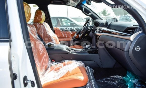 Acheter Import Voiture Lexus LX Blanc à Import - Dubai, Rwanda Acheter Import Voiture Lexus LX Blanc à Import - Dubai, Rwanda