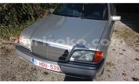 Sayi Na hannu Mercedes-Benz 190 Bleu Mota in Kigali a Rwanda Sayi Na hannu Mercedes-Benz 190 Bleu Mota in Kigali a Rwanda