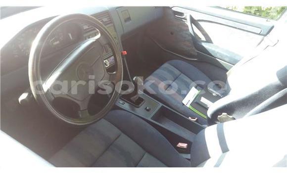 Sayi Na hannu Mercedes-Benz 190 Bleu Mota in Kigali a Rwanda Sayi Na hannu Mercedes-Benz 190 Bleu Mota in Kigali a Rwanda