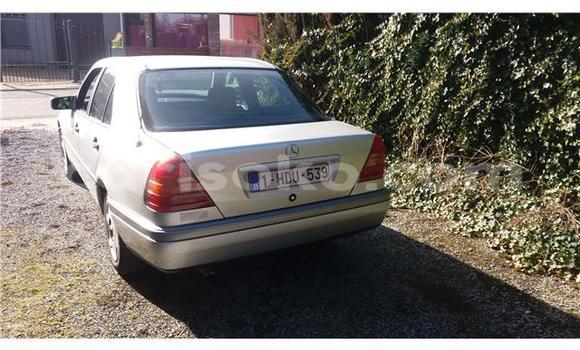 Sayi Na hannu Mercedes-Benz 190 Bleu Mota in Kigali a Rwanda Sayi Na hannu Mercedes-Benz 190 Bleu Mota in Kigali a Rwanda