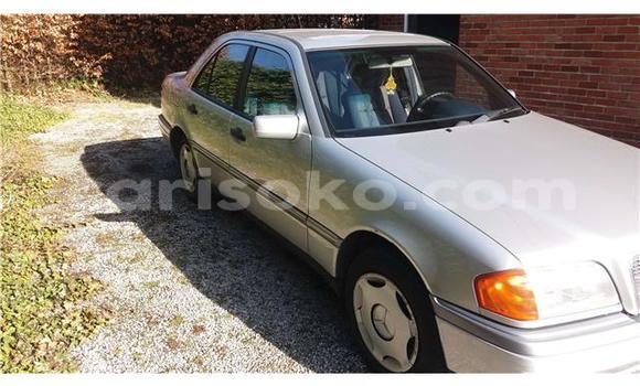 Sayi Na hannu Mercedes-Benz 190 Bleu Mota in Kigali a Rwanda Sayi Na hannu Mercedes-Benz 190 Bleu Mota in Kigali a Rwanda