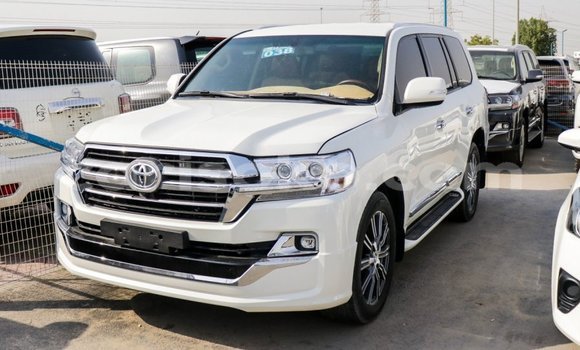 Acheter Import Voiture Toyota Land Cruiser Blanc à Import - Dubai, Rwanda Acheter Import Voiture Toyota Land Cruiser Blanc à Import - Dubai, Rwanda