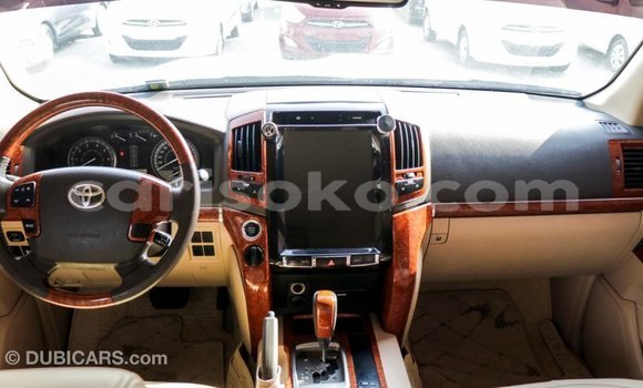 Sayi Imported Toyota Land Cruiser Blanc Mota in Import - Dubai a Rwanda Sayi Imported Toyota Land Cruiser Blanc Mota in Import - Dubai a Rwanda