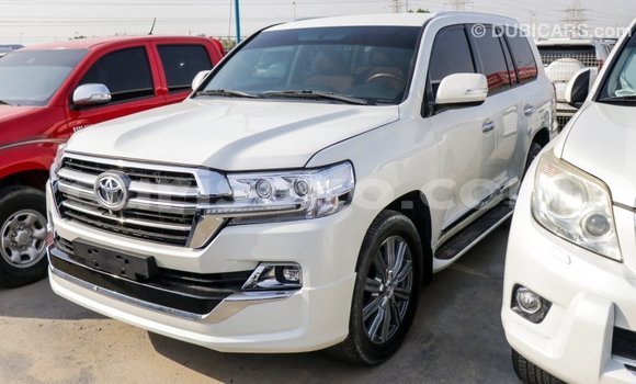 Acheter Import Voiture Toyota Land Cruiser Blanc à Import - Dubai, Rwanda Acheter Import Voiture Toyota Land Cruiser Blanc à Import - Dubai, Rwanda