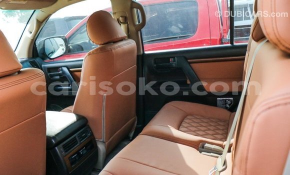 Acheter Import Voiture Toyota Land Cruiser Blanc à Import - Dubai, Rwanda Acheter Import Voiture Toyota Land Cruiser Blanc à Import - Dubai, Rwanda