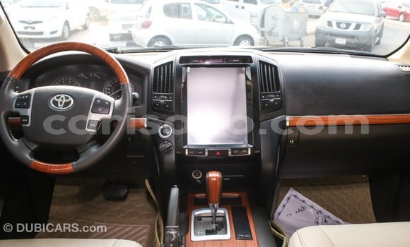 Acheter Import Voiture Toyota Land Cruiser Blanc à Import - Dubai, Rwanda Acheter Import Voiture Toyota Land Cruiser Blanc à Import - Dubai, Rwanda