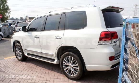 Acheter Import Voiture Toyota Land Cruiser Blanc à Import - Dubai, Rwanda Acheter Import Voiture Toyota Land Cruiser Blanc à Import - Dubai, Rwanda