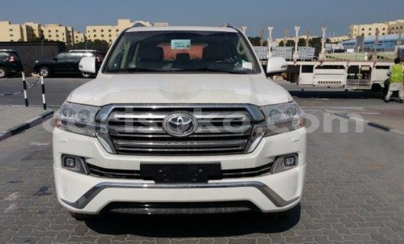 Acheter Import Voiture Toyota Land Cruiser Blanc à Import - Dubai, Rwanda Acheter Import Voiture Toyota Land Cruiser Blanc à Import - Dubai, Rwanda