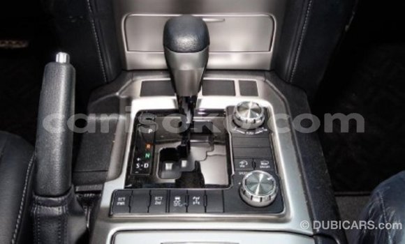 Acheter Import Voiture Toyota Land Cruiser Blanc à Import - Dubai, Rwanda Acheter Import Voiture Toyota Land Cruiser Blanc à Import - Dubai, Rwanda