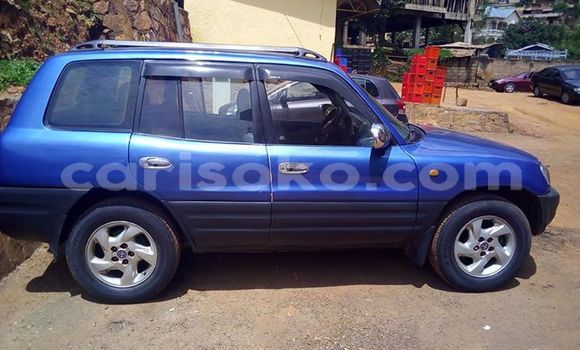 Acheter Occasion Voiture Toyota RAV4 Bleu à Kigali au Rwanda Acheter Occasion Voiture Toyota RAV4 Bleu à Kigali au Rwanda