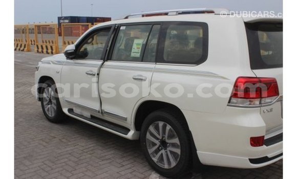 Acheter Import Voiture Toyota Land Cruiser Blanc à Import - Dubai, Rwanda Acheter Import Voiture Toyota Land Cruiser Blanc à Import - Dubai, Rwanda