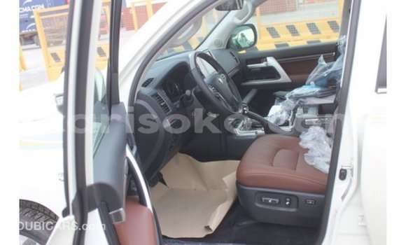 Acheter Import Voiture Toyota Land Cruiser Blanc à Import - Dubai, Rwanda Acheter Import Voiture Toyota Land Cruiser Blanc à Import - Dubai, Rwanda