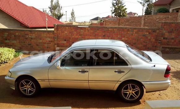 Acheter Occasion Voiture Mercedes-Benz C–Class Gris à Kigali, Rwanda Acheter Occasion Voiture Mercedes-Benz C–Class Gris à Kigali, Rwanda