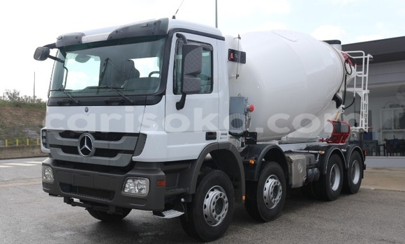 Acheter Neuf Utilitaire Mercedes‒Benz Truck Blanc à Kigali, Rwanda