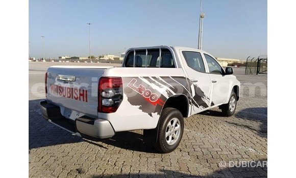 Acheter Import Voiture Mitsubishi L200 Blanc à Import - Dubai, Rwanda Acheter Import Voiture Mitsubishi L200 Blanc à Import - Dubai, Rwanda