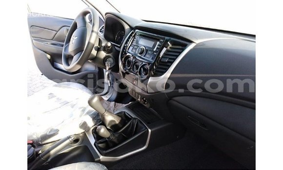 Acheter Import Voiture Mitsubishi L200 Blanc à Import - Dubai, Rwanda Acheter Import Voiture Mitsubishi L200 Blanc à Import - Dubai, Rwanda