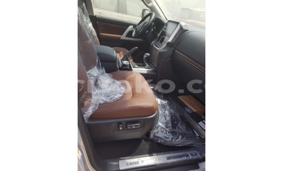 Acheter Import Voiture Toyota Land Cruiser Marron à Import - Dubai, Rwanda Acheter Import Voiture Toyota Land Cruiser Marron à Import - Dubai, Rwanda