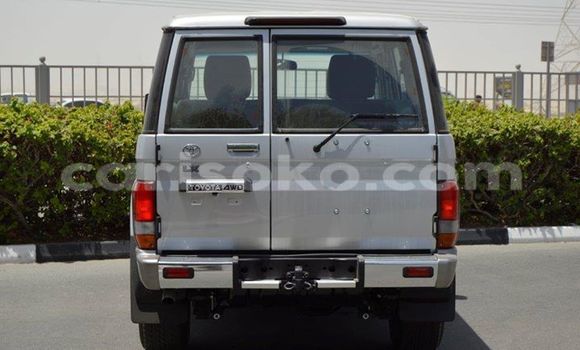 Acheter Occasion Voiture Toyota Land Cruiser Blanc à Kigali, Rwanda Acheter Occasion Voiture Toyota Land Cruiser Blanc à Kigali, Rwanda