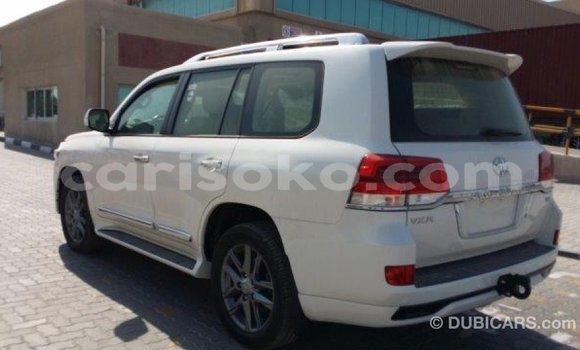 Acheter Import Voiture Toyota Land Cruiser Blanc à Import - Dubai, Rwanda Acheter Import Voiture Toyota Land Cruiser Blanc à Import - Dubai, Rwanda