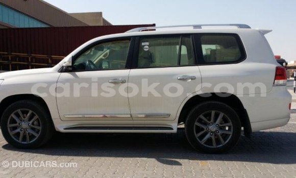 Acheter Import Voiture Toyota Land Cruiser Blanc à Import - Dubai, Rwanda Acheter Import Voiture Toyota Land Cruiser Blanc à Import - Dubai, Rwanda