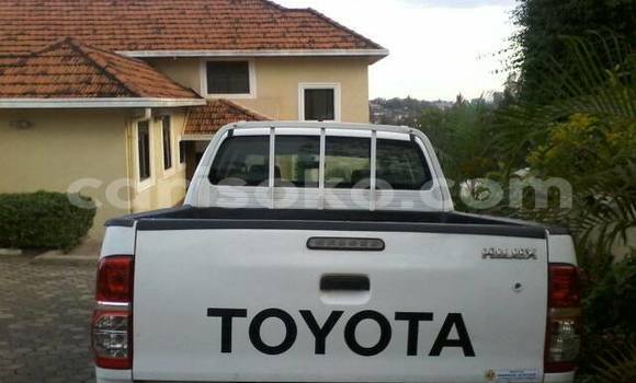 Acheter Occasion Voiture Toyota Hilux Blanc à Kigali, Rwanda Acheter Occasion Voiture Toyota Hilux Blanc à Kigali, Rwanda
