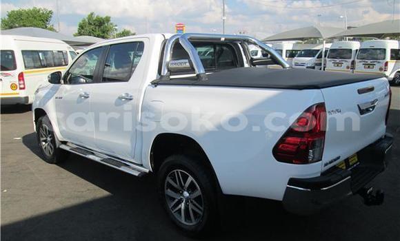 اشتري مستعمل Toyota Hilux Blanc سيارة في Butare في Butare اشتري مستعمل Toyota Hilux Blanc سيارة في Butare في Butare