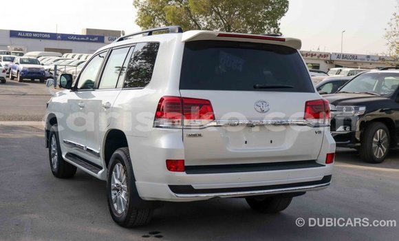 Acheter Import Voiture Toyota Land Cruiser Blanc à Import - Dubai, Rwanda Acheter Import Voiture Toyota Land Cruiser Blanc à Import - Dubai, Rwanda