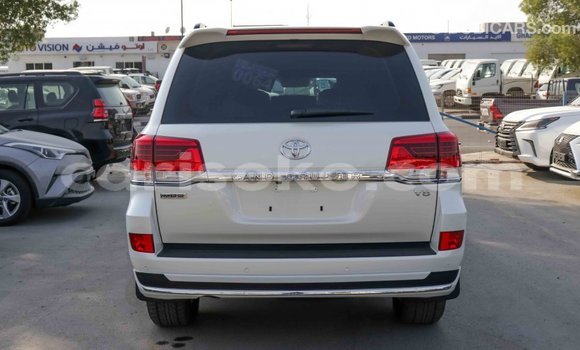 Acheter Import Voiture Toyota Land Cruiser Blanc à Import - Dubai, Rwanda Acheter Import Voiture Toyota Land Cruiser Blanc à Import - Dubai, Rwanda