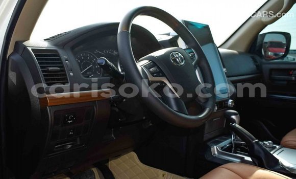 Acheter Import Voiture Toyota Land Cruiser Blanc à Import - Dubai, Rwanda Acheter Import Voiture Toyota Land Cruiser Blanc à Import - Dubai, Rwanda