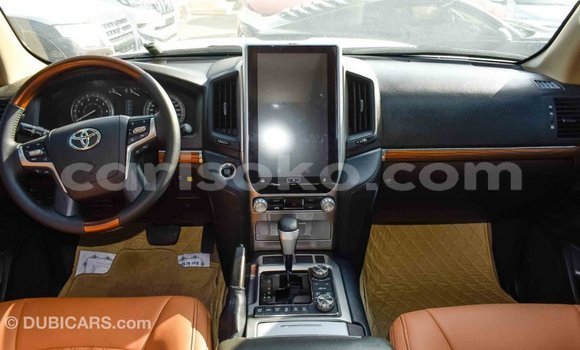 Acheter Import Voiture Toyota Land Cruiser Blanc à Import - Dubai, Rwanda Acheter Import Voiture Toyota Land Cruiser Blanc à Import - Dubai, Rwanda