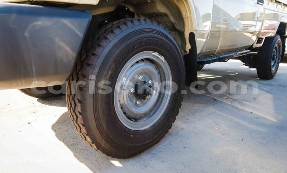 Acheter Import Voiture Toyota Land Cruiser Beige à Import - Dubai, Rwanda Acheter Import Voiture Toyota Land Cruiser Beige à Import - Dubai, Rwanda