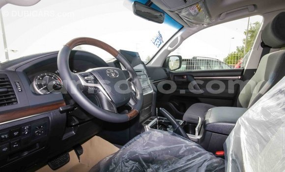 Acheter Import Voiture Toyota Land Cruiser Blanc à Import - Dubai, Rwanda Acheter Import Voiture Toyota Land Cruiser Blanc à Import - Dubai, Rwanda