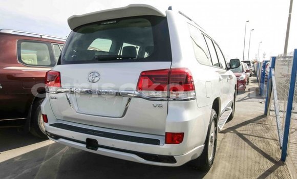 Acheter Import Voiture Toyota Land Cruiser Blanc à Import - Dubai, Rwanda Acheter Import Voiture Toyota Land Cruiser Blanc à Import - Dubai, Rwanda