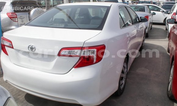 Acheter Import Voiture Toyota Camry Blanc à Import - Dubai, Rwanda Acheter Import Voiture Toyota Camry Blanc à Import - Dubai, Rwanda