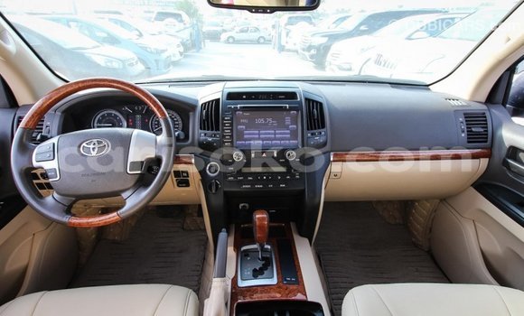 Sayi Imported Toyota Land Cruiser Blanc Mota in Import - Dubai a Rwanda Sayi Imported Toyota Land Cruiser Blanc Mota in Import - Dubai a Rwanda