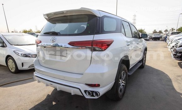 Acheter Import Voiture Toyota Fortuner Blanc à Import - Dubai, Rwanda Acheter Import Voiture Toyota Fortuner Blanc à Import - Dubai, Rwanda