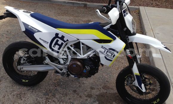 Acheter Occasion Moto Husqvarna 701 Blanc à Bokwango, Rwanda Acheter Occasion Moto Husqvarna 701 Blanc à Bokwango, Rwanda