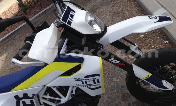 Acheter Occasion Moto Husqvarna 701 Blanc à Bokwango, Rwanda Acheter Occasion Moto Husqvarna 701 Blanc à Bokwango, Rwanda