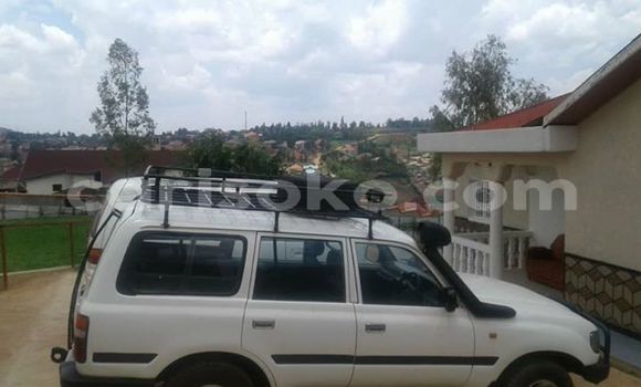 Acheter Occasion Voiture Toyota Land Cruiser Blanc à Kigali, Rwanda Acheter Occasion Voiture Toyota Land Cruiser Blanc à Kigali, Rwanda