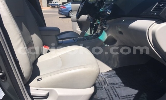 اشتري مستعمل Toyota Highlander Gris سيارة في Kigali في Rwanda اشتري مستعمل Toyota Highlander Gris سيارة في Kigali في Rwanda